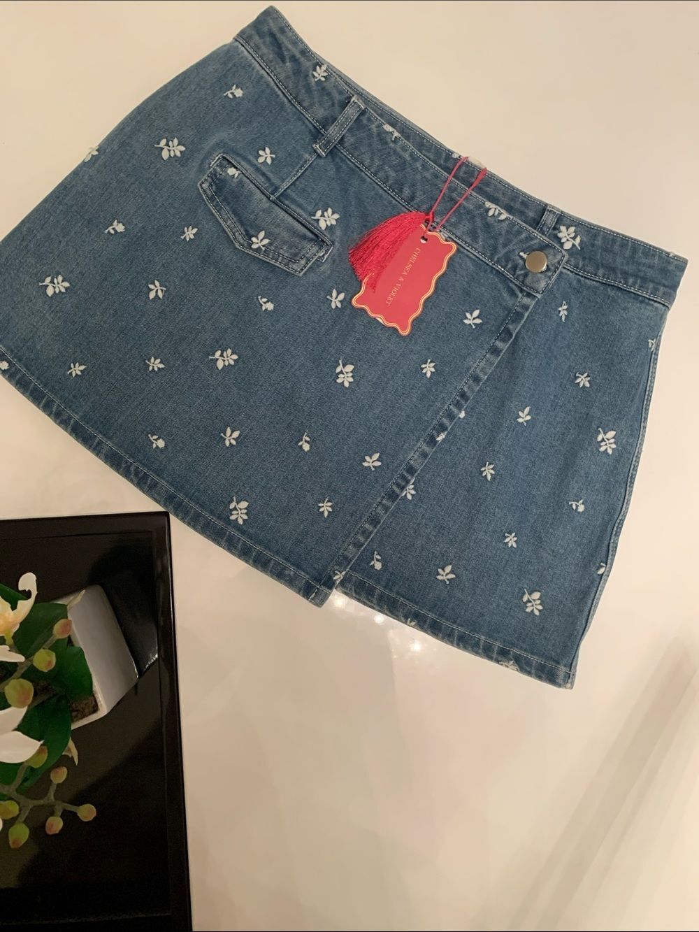 NWT Chelsea & Violet Blue Floral Embroidered Denim Wrap Mini Skirt Size 32